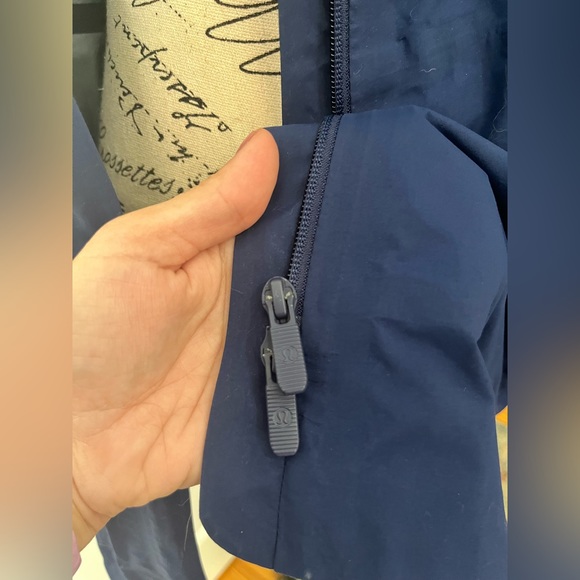 Lululemon rain shell 🍋 - Picture 3 of 8